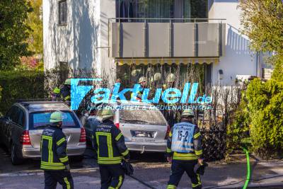 PKW-Brand in Stuttgart-Hedelfingen - Feuer greift auf einen zweiten PKW und die Hecke über