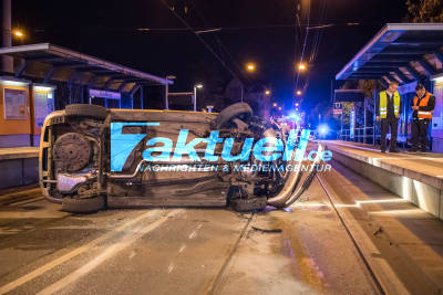 Festnahme nach Verkehrsunfall: PKW überschlägt sich in Stuttgart-Ost - Fahrer wird abgeführt