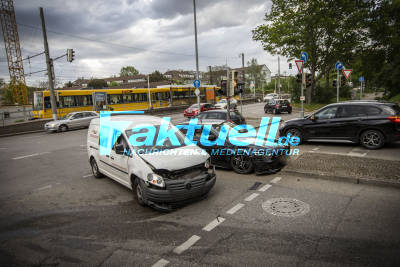 Mercedes CLS gegen Transporter - Kreuzungscrash in der Kienbachstraße - Ampelanlage beschädigt
