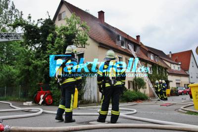 1 Verletzter bei Gebäudebrand in Winterbach - Feuerwehr im Einsatz