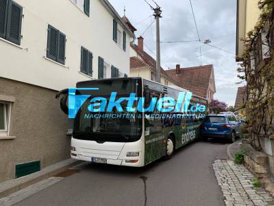 Bus bleibt im alten Ortskern von Sillenbuch am SUV hängen