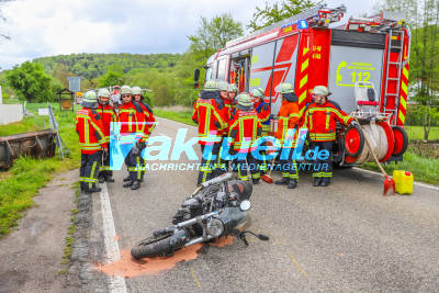 Schwerer Unfall in Zeutern: 51-Jähriger Biker nach Crash mit PKW schwer verletzt - Rettungshubschrauber und Feuerwehrkräfte im Einsatz