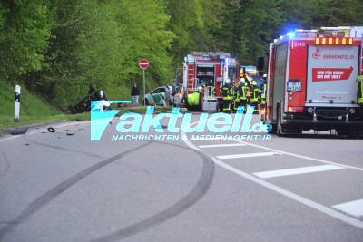 zw. Birkenfeld und Neuenbürg - Unfall auf der B294, ein Fahrzeug landet auf dem Dach