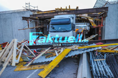 (Bilderupdate) Kurios: 40-Tonner fährt sich unter Brückenkonstruktion des Neubau auf der A5 bei Karlsdorf fest - Aufwendige Bergung steht bevor