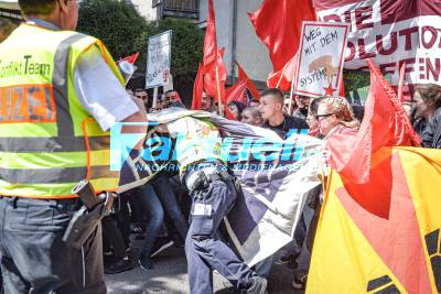 Polizist wird in die Menge gezogen - 1. Mai Demonstration startet auf dem Stuttgarter Marienplatz
