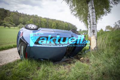 Auto kommt von Fahrbahn ab und kracht gegen Baum - Fahrzeug überschlägt sich - Insassen leicht verletzt