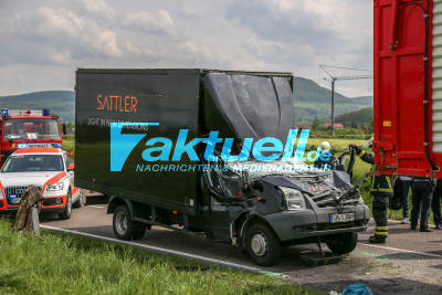 Schwerer Unfall zwischen Eschenbach und Ursenwang LKW kracht auf Traktor Fahrer wird in Führerhaus eingeklemmt