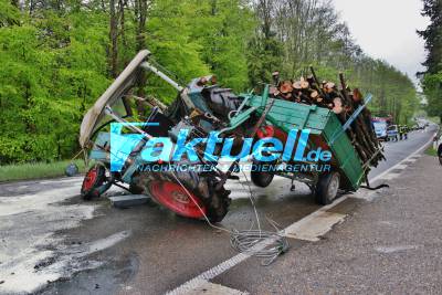Schwerer Unfall beim Überholvorgang - Pkw fahrer kracht seitlich in Traktor - dieser Überschlägt sich