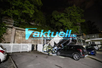 Abflug auf Psychiatrie-Hof im Stuttgarter Süden: SUV stürzt 20 Meter tief in Abgrund und landet mit dem Dach auf Kleinwagen