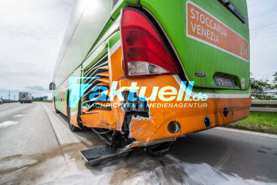 A8/Wendlingen: PKW kracht in vollbesetzten Reisebus nach Venedig - Verursacher verletzt, kilometerlanger Stau
