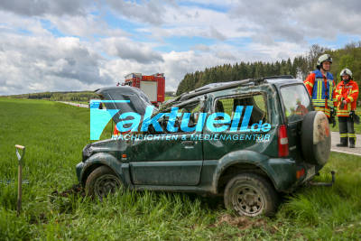 Auto mit Anhänger überschlägt sich bei Drackenstein Richtung Merklingen. Eine Person verletzt