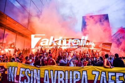 Türkischer Meister: Galatasaray-Fans feiern ausgelassen auf dem Schlossplatz in Stuttgart - Pyros werden gezündet - Polizei im Einsatz