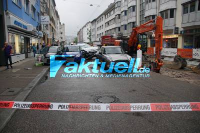 Stuttgart West: Chaosfahrt über Gehweg, endet mit zerstörtem Parkautomaten und mehreren beschädigten PKW