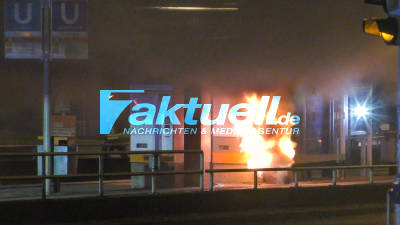 Stuttgart: Mannshohe Flammen schlagen aus Gullyschacht an U-Bahn-Haltestelle Hedelfingen - gesamte Kreuzung verraucht