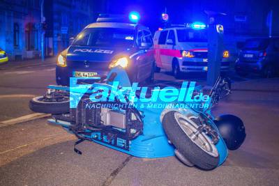 Alkoholisierter Fahrer stürzt mit seinem geliehenen E-Roller und rammt dabei zwei PKW in Stuttgart-West