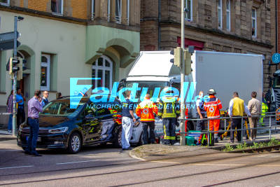 Heftiger Auffahrunfall mit einem LKW, zwei PKW und einem Verletzten an der Kreuzung Schwab-/ Bebelstraße in Stuttgart West