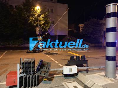 Provisorische Ampelanlage in Esslingen umgerissen, Feuerwehr und Polizei im Einsatz 