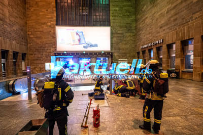 Brand in der großen Schalterhalle im Hauptbahnhof, die Feuerwehr eilt mit 2 Löschzügen und Sonderfahrzeugen zum Bahnhof