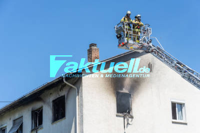 Wohnungsvollbrand in 12-Parteienhaus in Esslingen: Flammen schlugen aus dem 3. OG in der Parkstraße, vermutlich vergessene Duftkerze