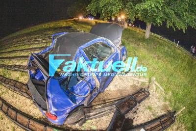 Tödlicher Unfall: Pizzalieferant kracht mit Dach gegen Baum - Fahrer aus Auto geschleudert und sofort tot