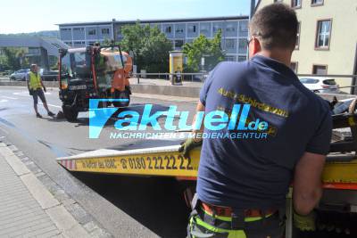 Fahrfehler? Wasserfahrzeug der Stadt Pforzheim umgekippt - Fahrerin verletzt