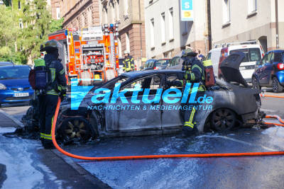 Stuttgart Mitte: Fahrzeug brennt nach Defekt vollständig aus