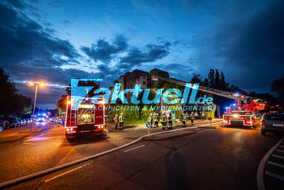 Weilimdorf: Massive Sachschäden - 3 PKW und 2 Roller werden Raub der Flammen