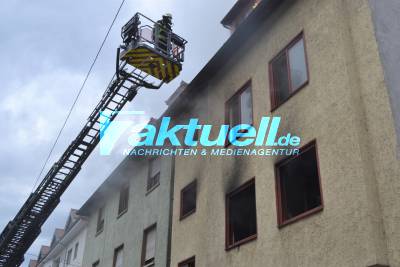 Wohnungsbrand in Pforzheim: Dramatische Rettung durch Feuerwehr mit Fluchthauben