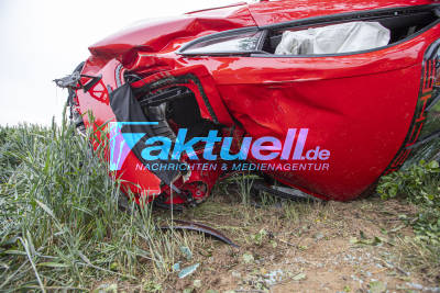 Knapp dem Tod entkommen: Porsche GT4 kracht mit Heck gegen Baum - 2 Schwerverletzte