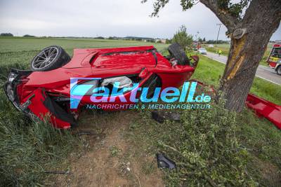 Knapp dem Tod entkommen: Porsche GT4 kracht mit Heck gegen Baum - 2 Schwerverletzte