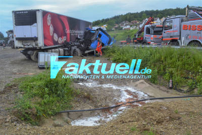 A8: LKW kracht in Baustelle bei Pforzheim - Autobahn lange gesperrt - Fahrer in Lebensgefahr