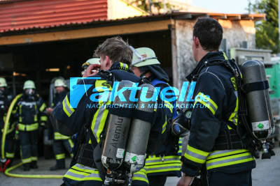 Brand eines Hochregallagers sowie eines Containers neben einer Firma. Großeinsatz der Feuerwehr
