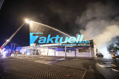 Millionenschaden nach Großbrand: Elektromarkt in Flammen - Feuerwehr im Großeinsatz