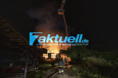 Große Werkstatt steht im Gewitter lichterloh in Brand - Flammen schlagen meterhoch in den Himmel - Feuerwehr während Starkregen im Grosseinsatz