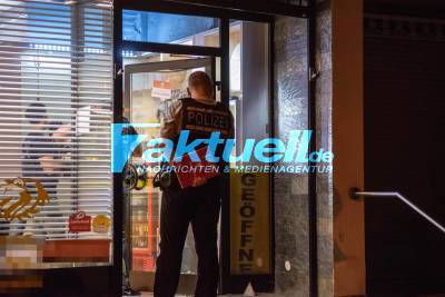 Versuchter Raubüberfall auf Pizzalieferdienst in S-Weilimdorf: Drei Jugendliche bedrohen Ladenbesitzer mit Schusswaffe und versuchen gewaltsam in das Geschäft zu gelanden - Polizeihubschrauber im Einsatz