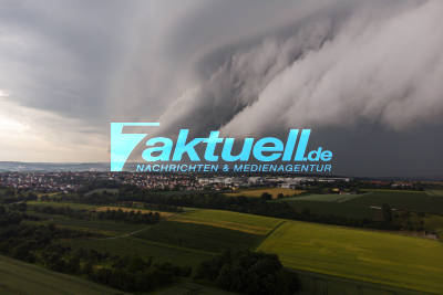 Riesige Shelf-Cloud über Rems-Murr-Kreis und Ludwigsburg bringt heftiges Unwetter mit