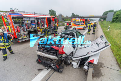 Fünf teils schwer Verletzte nach heftigem Auffahrunfall auf der A8 bei Kirchheim/Teck am Morgen - Rettungshubschrauber im Einsatz