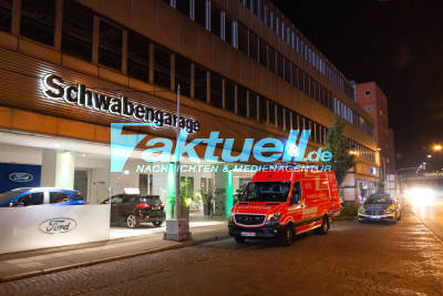 Unbekannte brechen in bekanntes Stuttgarter Autohaus an der B14 ein - Feuerwehr muss zerbrochene Scheiben ersetzen