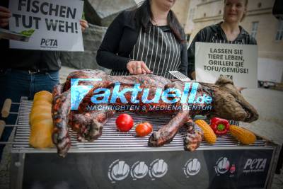 PETA Aktion auf dem Hamburger Fischmarkt in Stuttgart: Attrappe eines Hundes wird gegrillt 