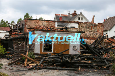 Spektakulärer Vollbrand mitten in Wohngebiet Göppingen - 3 Feuerwehrmänner bei Teileinsturz verletzt - Großeinsatz über 100 Einsatzkräfte