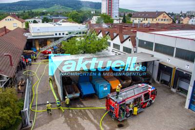 Brennende Lüftungsanlage auf einem Firmengebäude greift auf Dachstuhl über - 150.000€ Sachschaden bei Großeinsatz in Fellbach
