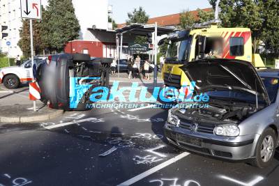 Auto liegt nach Rotlichtunfall auf der Seite - Staus auf der B27
