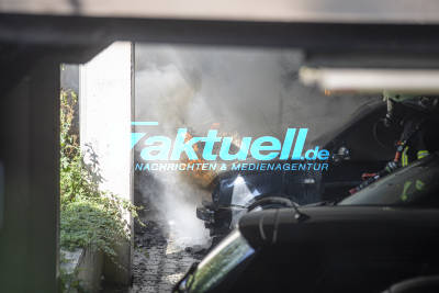 Fotoupdate: Mehrere Autos brennen in Parkhaus komplett aus
