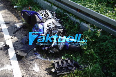 Kradlenkerin rutscht mit Motorrad in Gegenverkehr - Lebensgefährlich verletzt