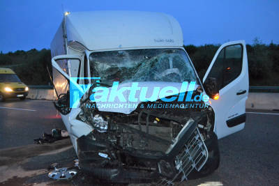 A8 zwischen Pforzheim und Karlsbad - Kleinlaster fährt auf LKW auf