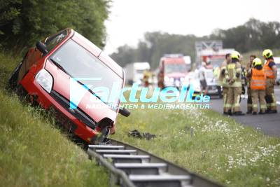 Unfall sorgt für lange Staus auf der A8: Pkw kommt von Fahrbahn ab und schanzt auf Leitplanke