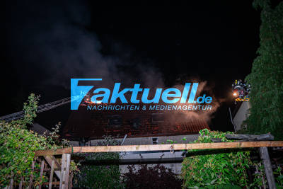 Tödlicher Wohnhausbrand in Büchenbronn (Pforzheim), Brandbekämpfung mit 3 Drehleitern