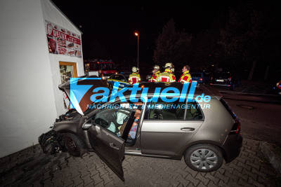 Golf-PKW kracht frontal gegen Hauswand von Gastronomiebetrieb, Schäden auch im Gebäude beim Pizzaofen, 1 Person schwer verletzt