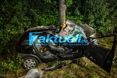 Corsa kommt von der Fahrbahn ab und kracht Seitlich auf der Fahrerseite gegen einen Baum, 1 Person lebensgefährlich verletzt
