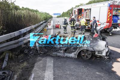 Horrorunfall auf A81: BMW kracht gegen Leitplanke und geht in Flammen auf - Fahrer verbrennt im Wrack